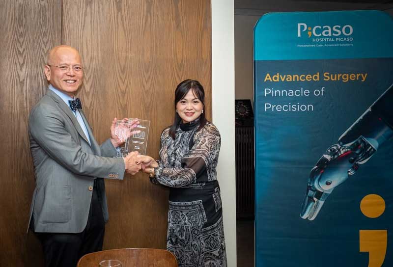 Dato' Dr Loh Chit Sin receives the 1,000th robotic surgery milestone award after performing over 1,400 cases.