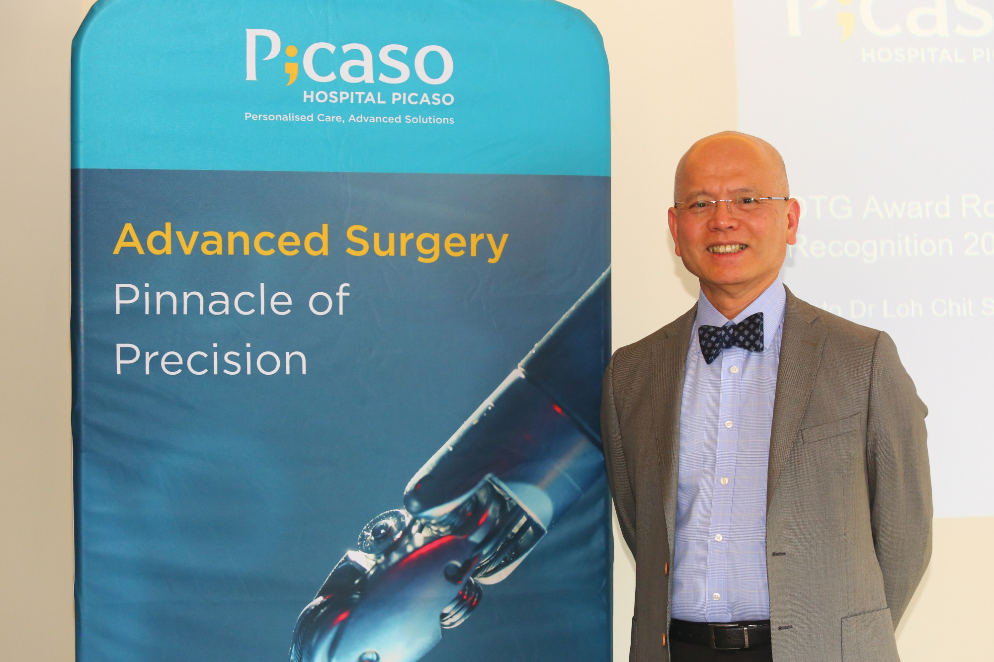 Dato Dr Loh Chit Sin receives the 1000th robotic surgical case milestone award
