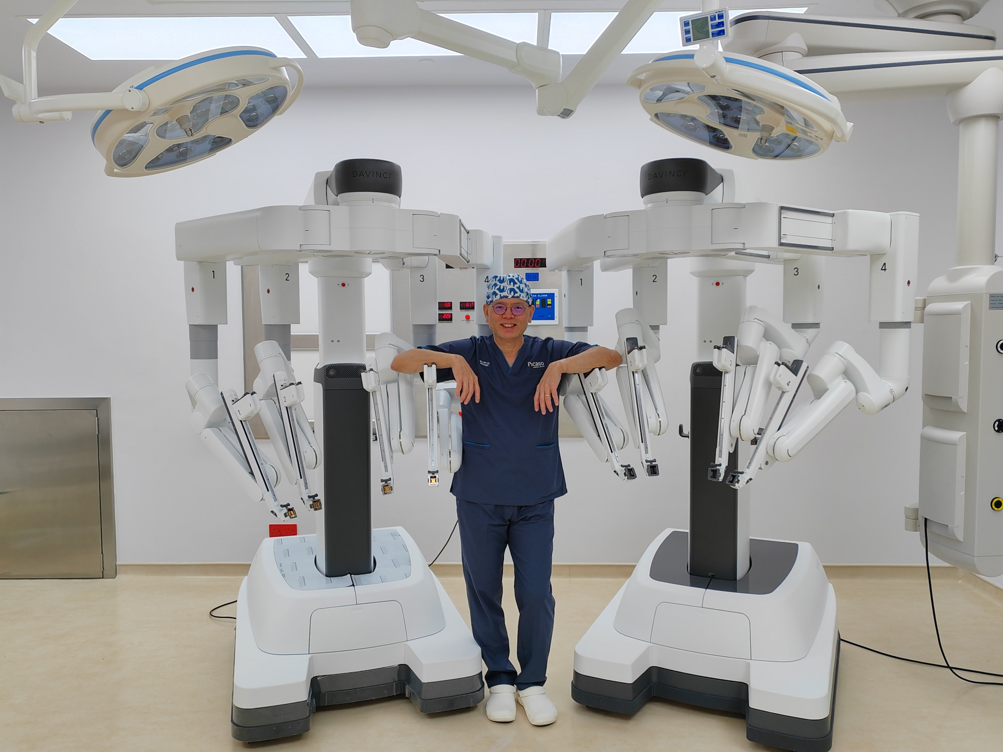Dato Dr Loh Chit Sin receives the 1000th robotic surgical case milestone award